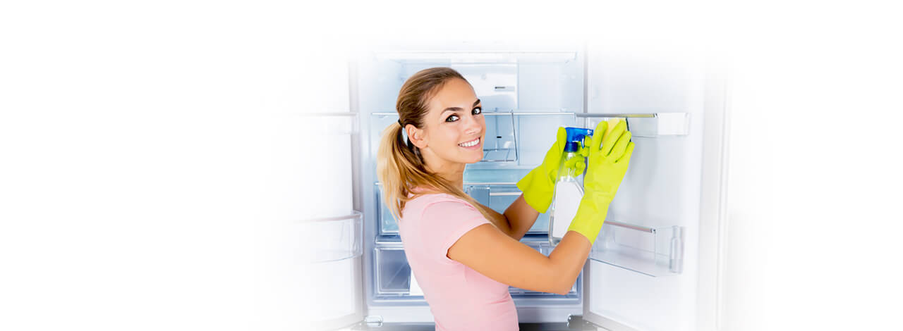 Employée de Nickel Home en train de nettoyer une cuisine