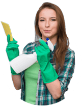 Employée de Nickel Home avec ses produits d'entretien