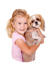Enfant tenant son chien dans ses bras