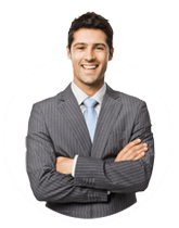 Client souriant, bras croisés