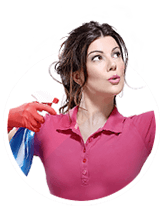 Employée avec un vaporisateur